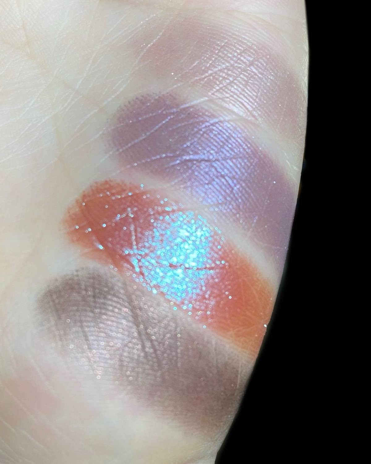 眼影用的是TF25 这盘好多姐妹说显我觉得主要是因为那块紫色