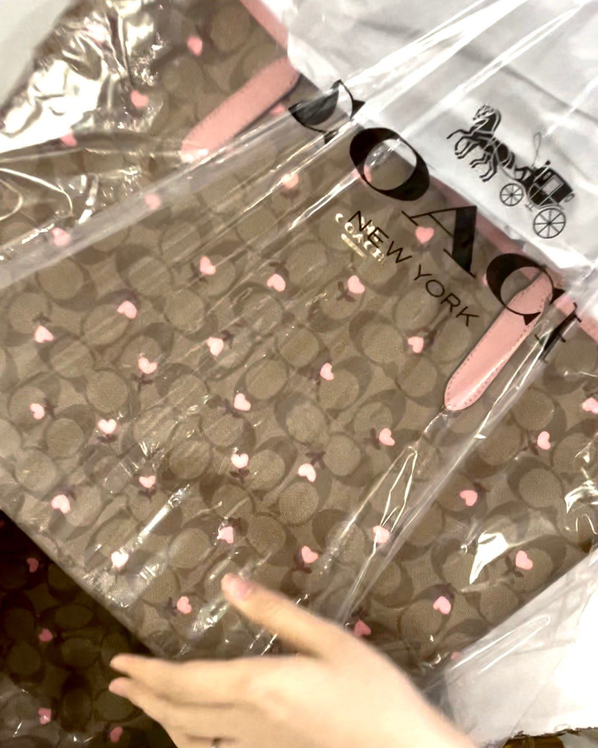 Coach情人节限定的款真的长在我的审美上！！老花纹配上心形