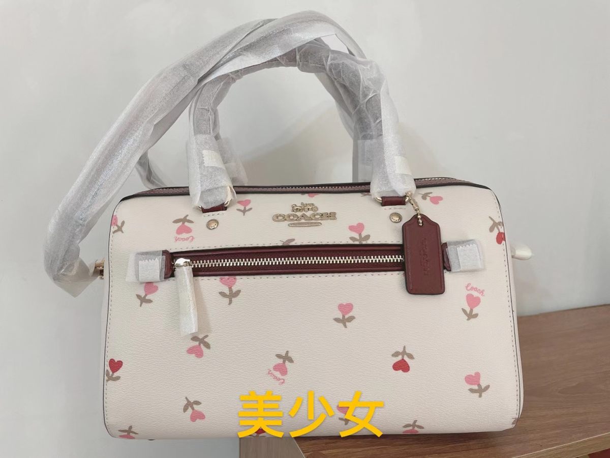 Coach情人节限定的款真的长在我的审美上！！老花纹配上心形
