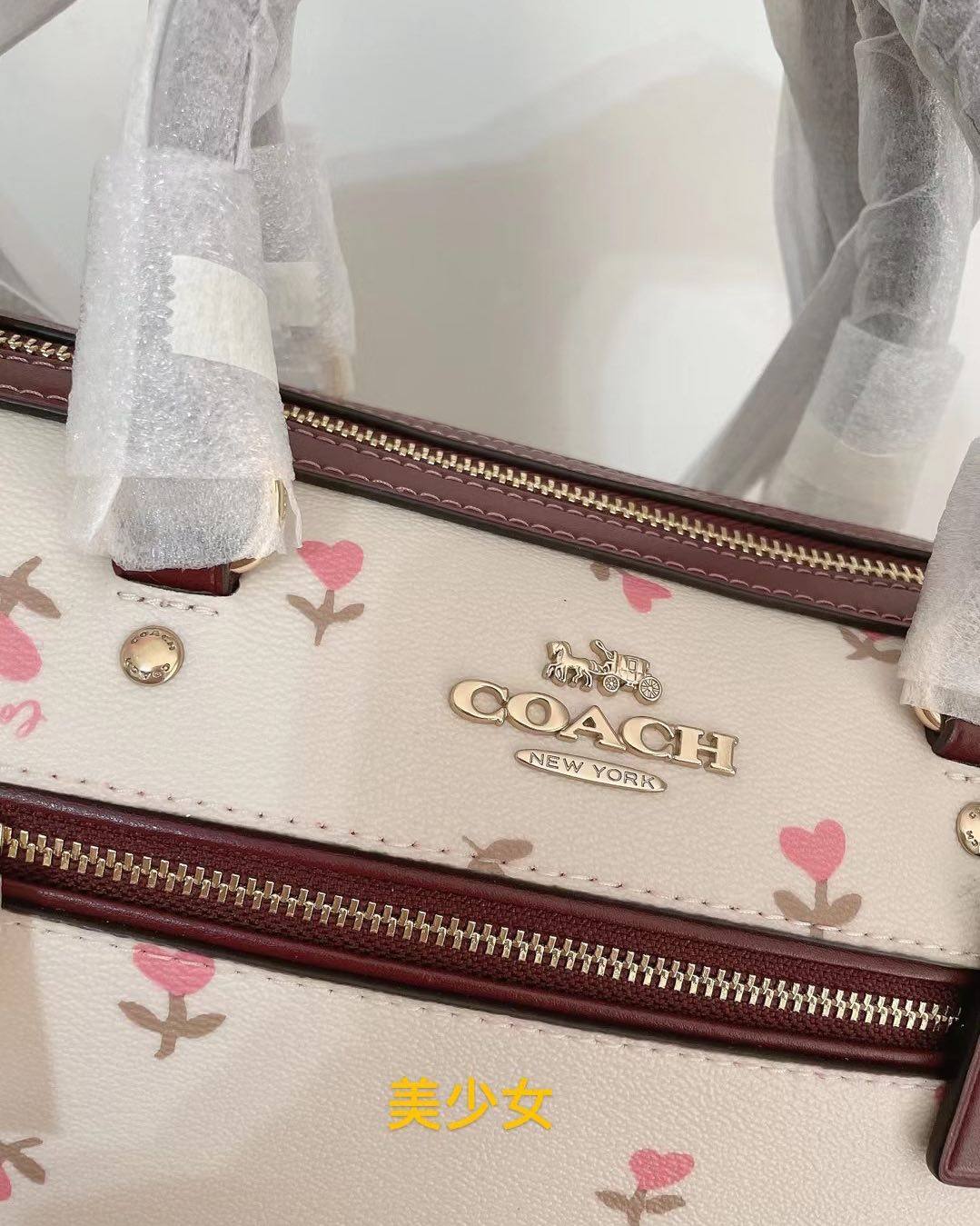 Coach情人节限定的款真的长在我的审美上！！老花纹配上心形