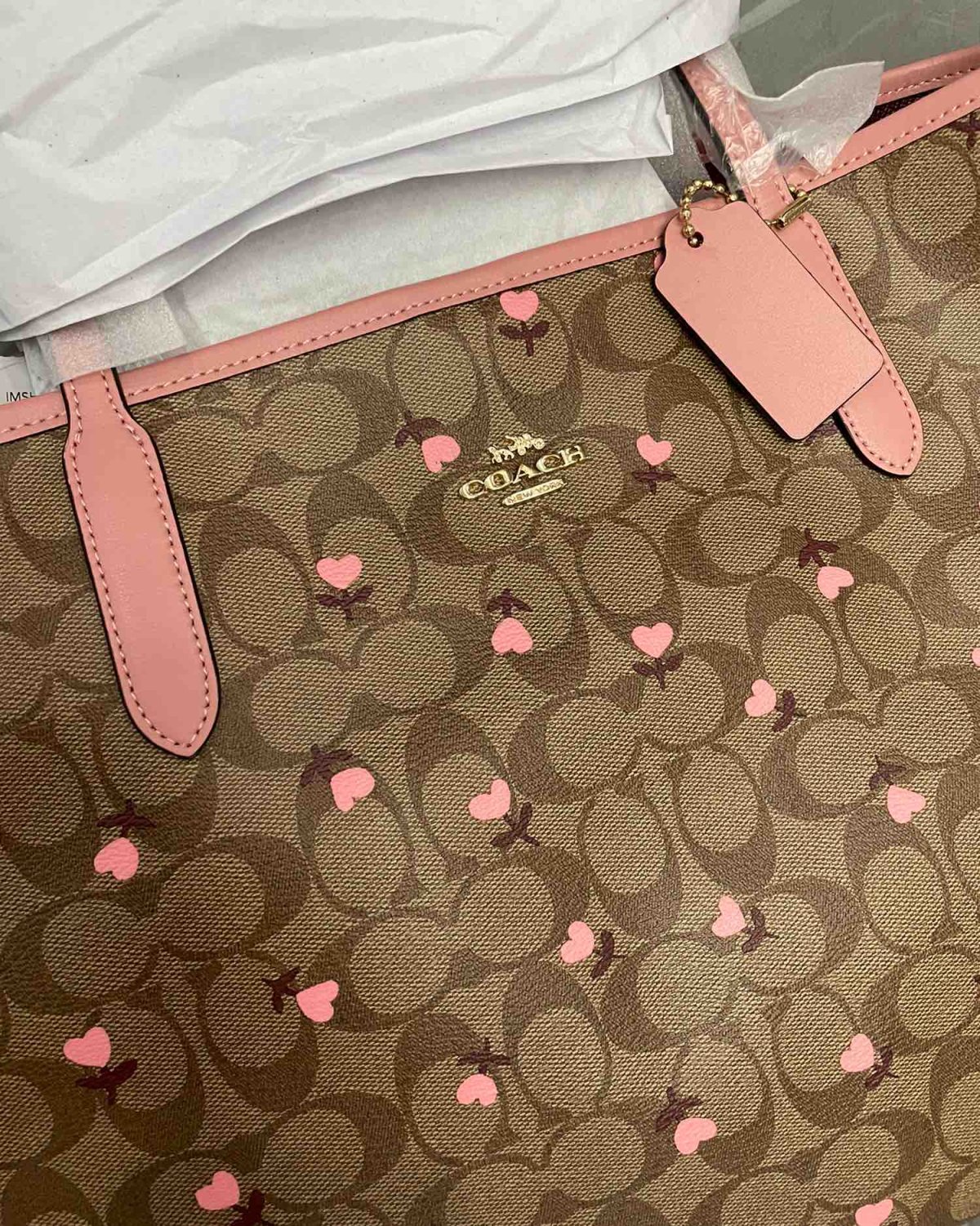 Coach情人节限定的款真的长在我的审美上！！老花纹配上心形