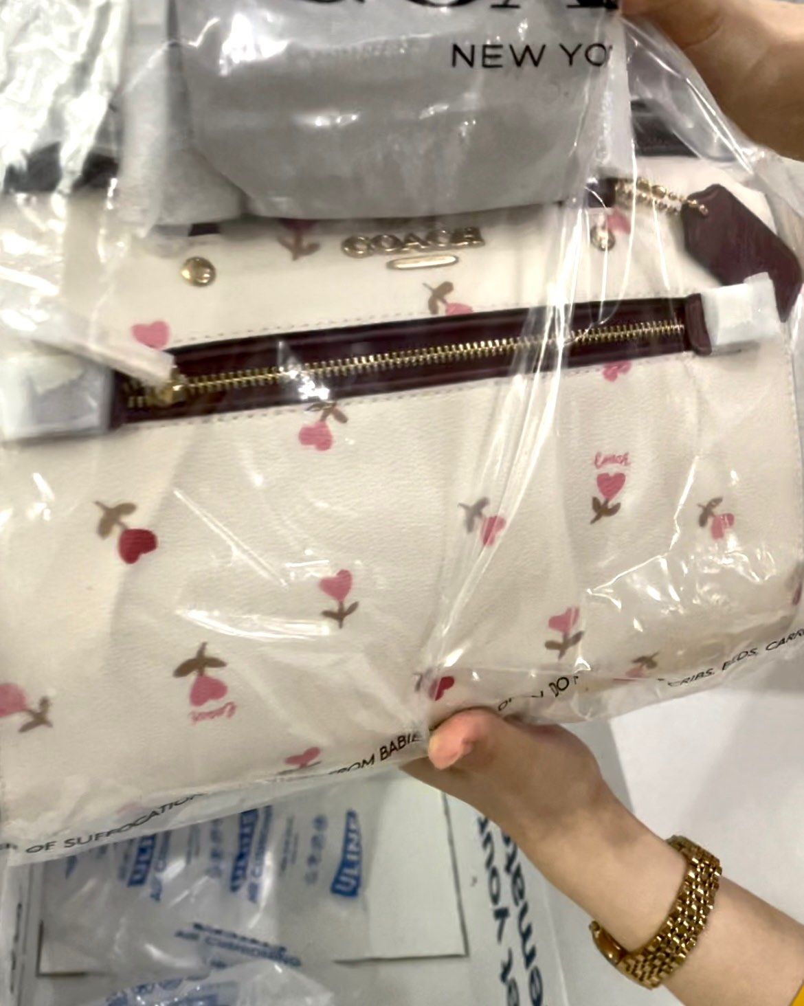 Coach情人节限定的款真的长在我的审美上！！老花纹配上心形