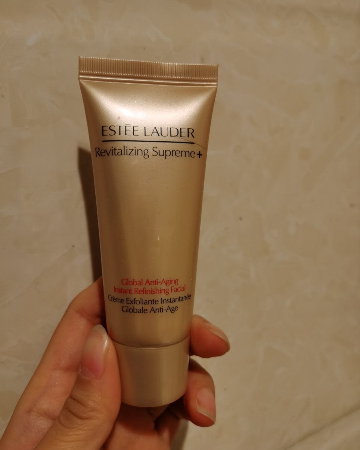 这个智妍磨砂膏是官网送的礼包里面的赠品，一只30毫升，看着不