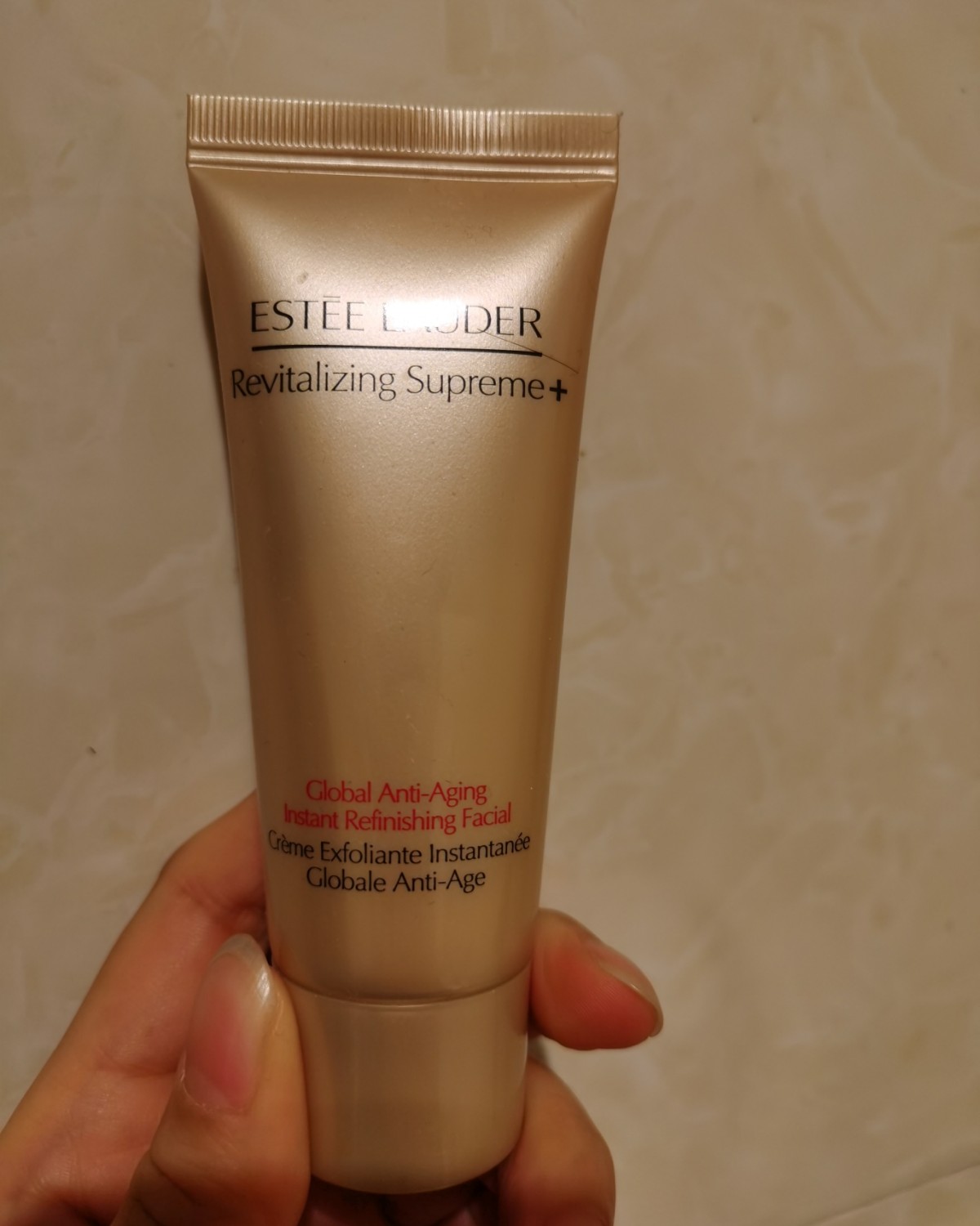 这个智妍磨砂膏是官网送的礼包里面的赠品，一只30毫升，看着不