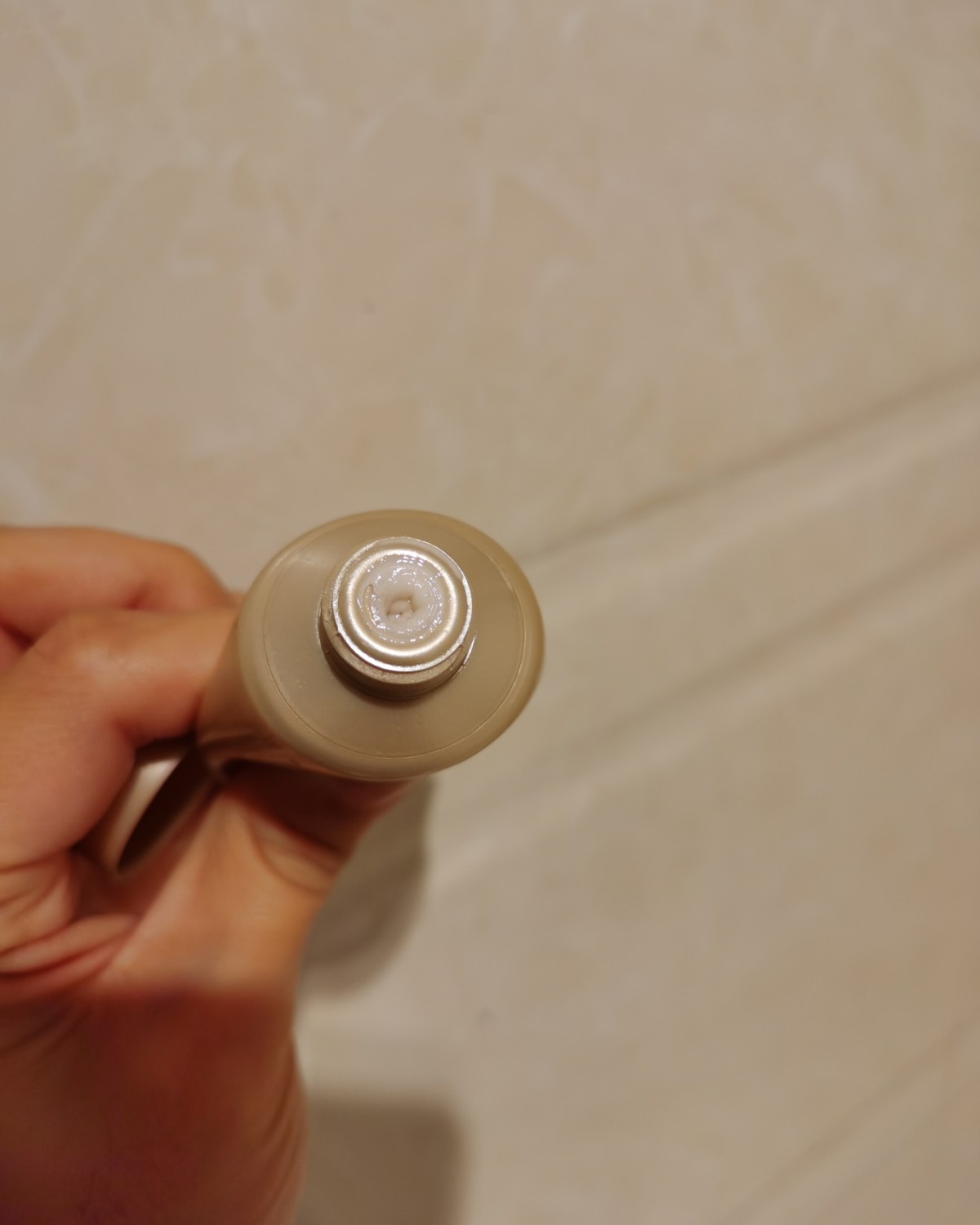 这个智妍磨砂膏是官网送的礼包里面的赠品，一只30毫升，看着不