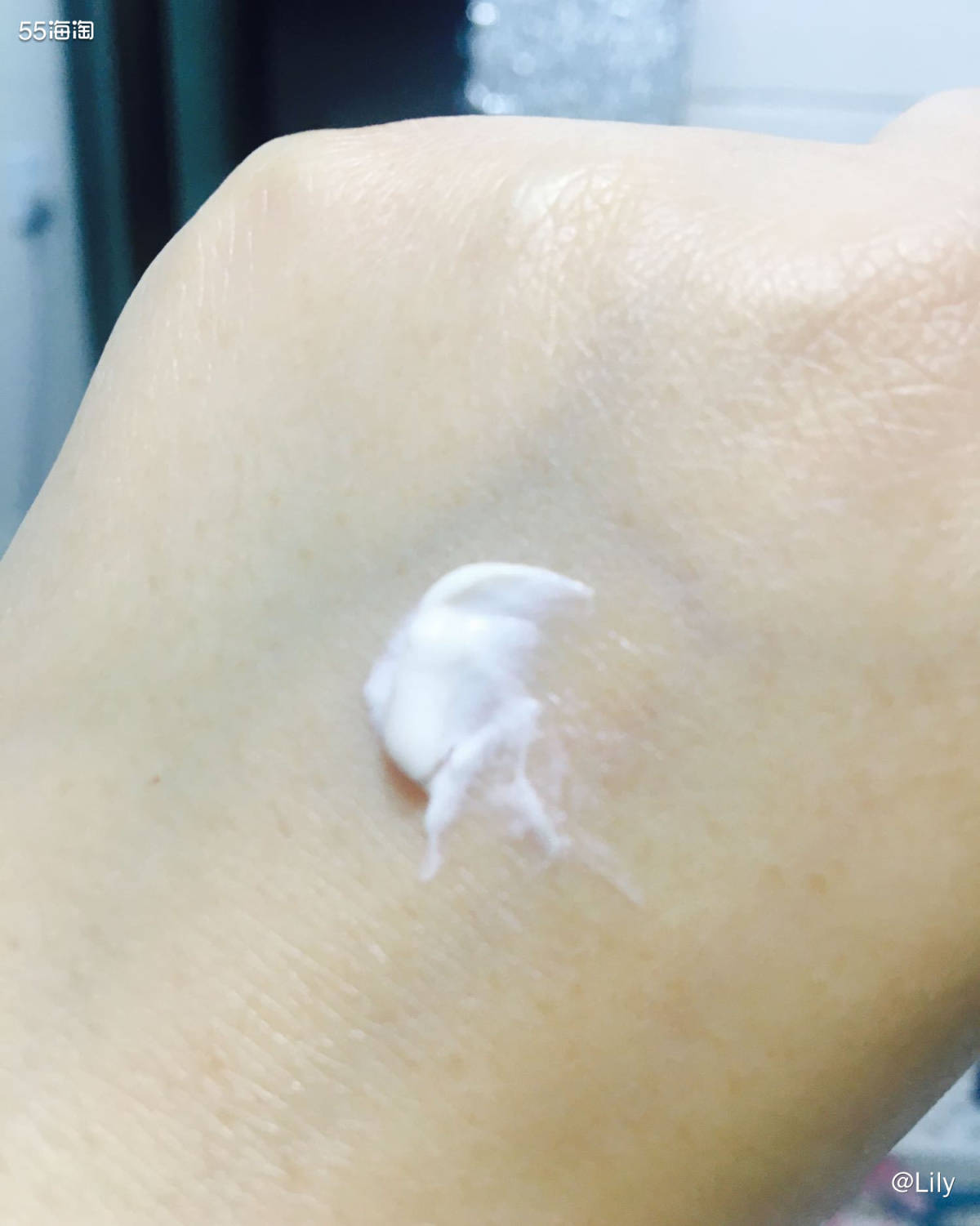 雅诗兰黛这款面颈柔肤霜我第一次用的时候就觉得不错，所以回购了