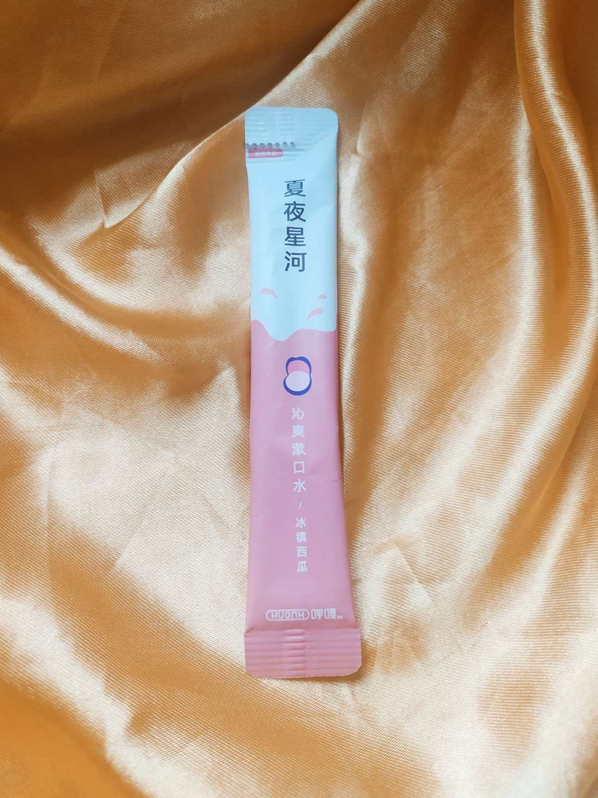 呼嘎漱口水是国产的漱口水品牌，因为颜值高口味清新有名，我在家