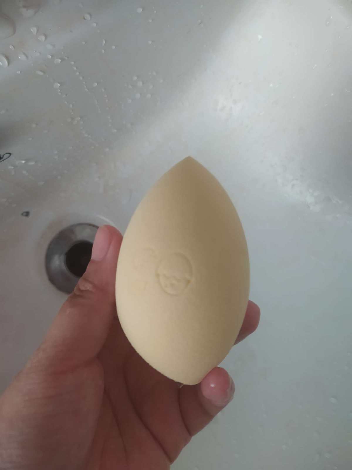 Ukiss粉扑清洁剂是我偶然买的，因为听到博主们说清洁能力特