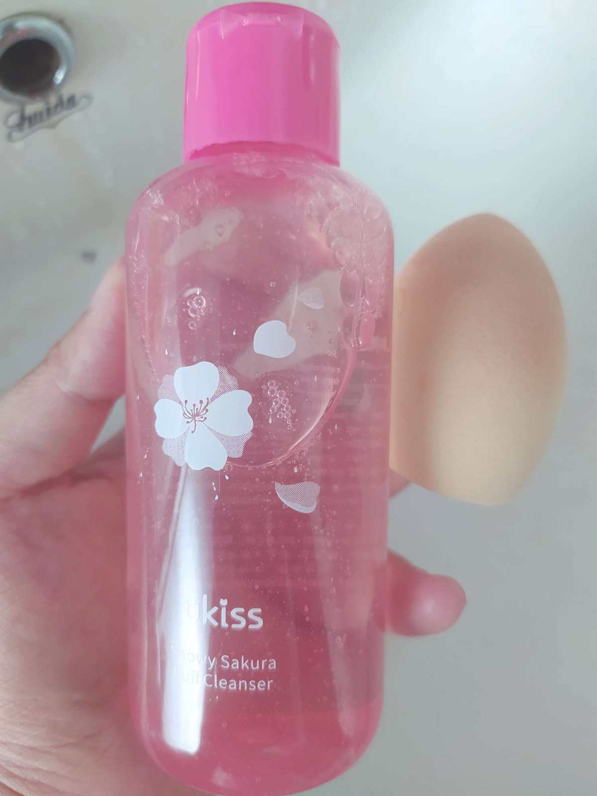 Ukiss粉扑清洁剂是我偶然买的，因为听到博主们说清洁能力特