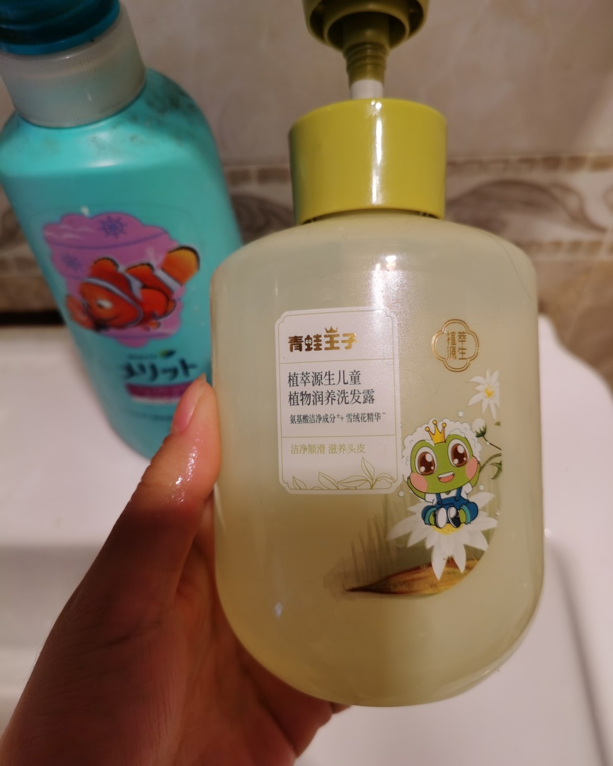 原先一直是用日本花王洗发水，直到有一次忘记补货，要给娃洗头还