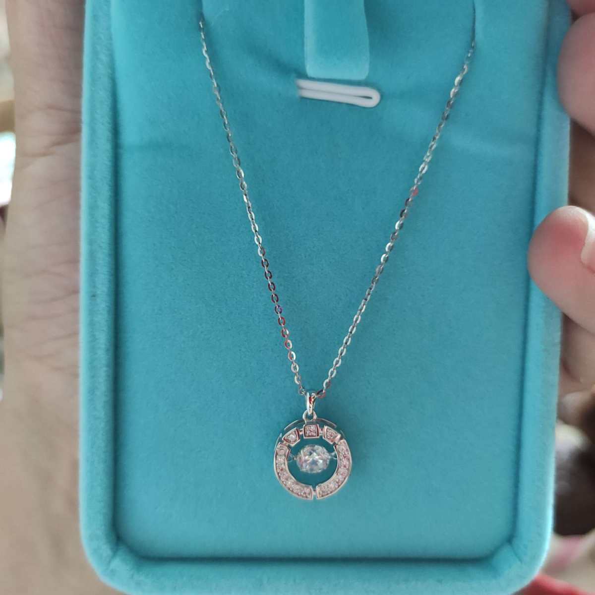 春天怎么能不露脖子呢，露脖子当然要戴一条美美的项链啊🙊  