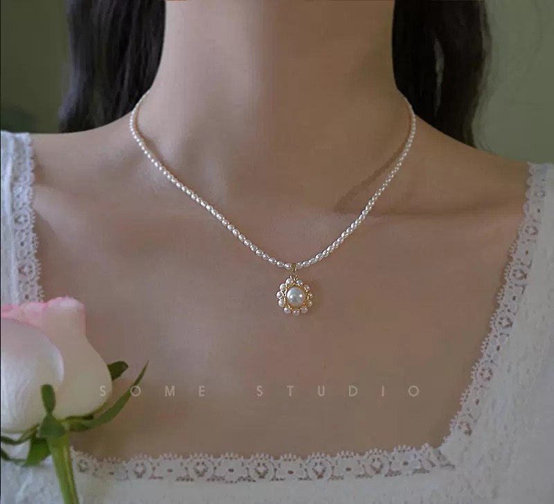 春天怎么能不露脖子呢，露脖子当然要戴一条美美的项链啊🙊  