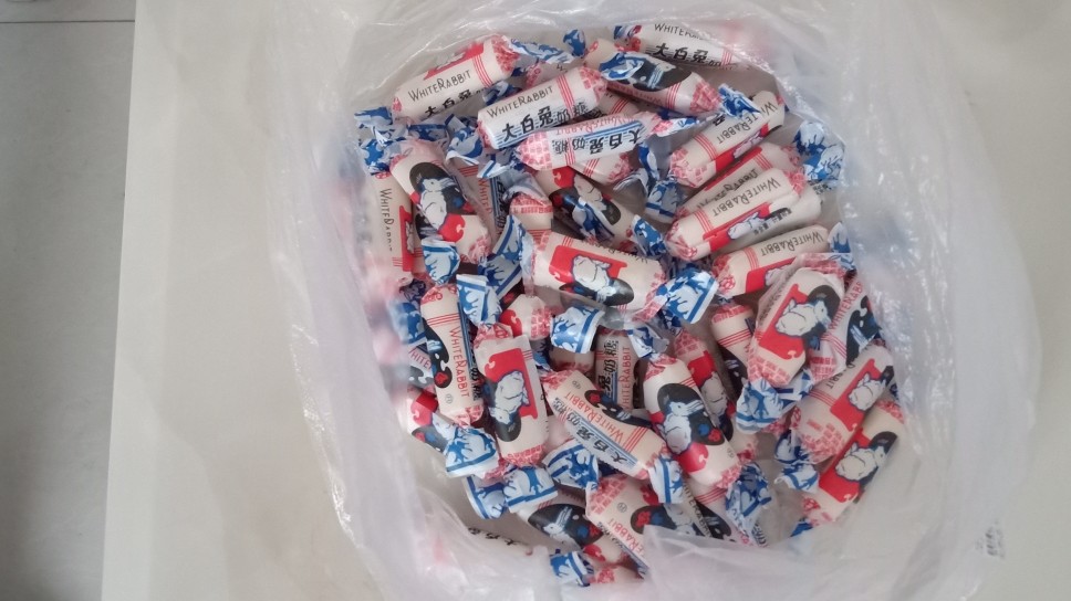 有多少小伙伴对这个糖有印象呢？小时候吃过没？( ͡ _ ͡°
