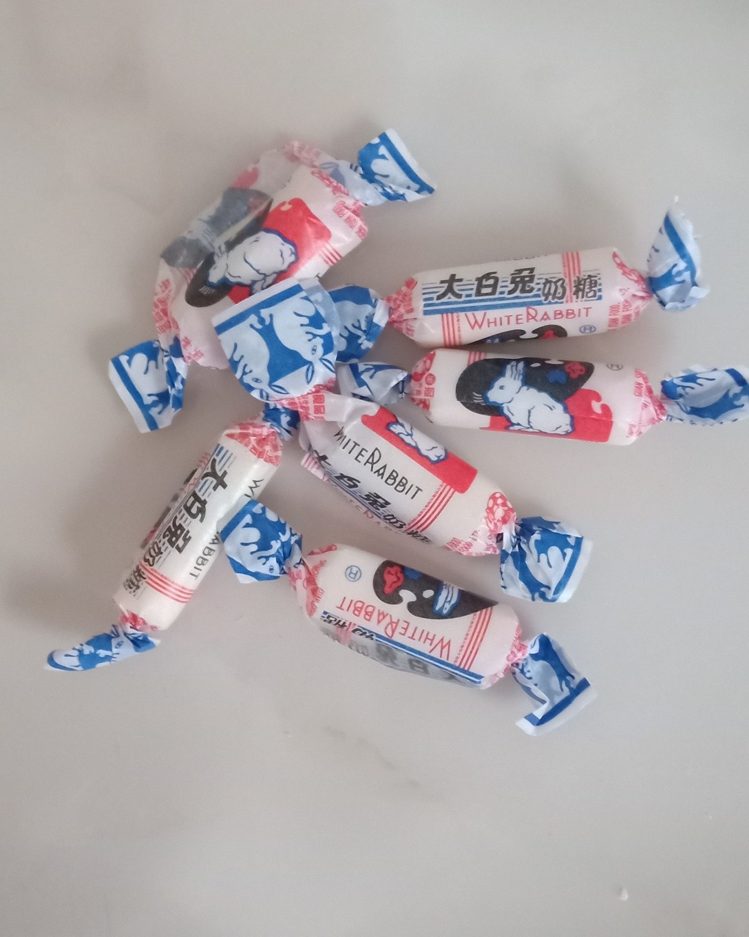 有多少小伙伴对这个糖有印象呢？小时候吃过没？( ͡ _ ͡°