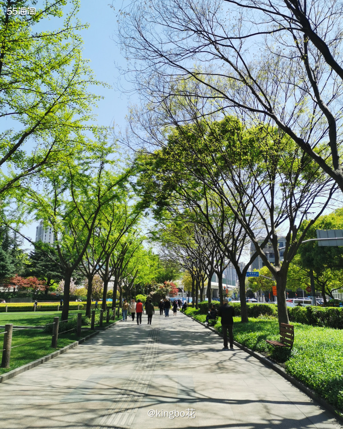 化妆包里的东西是上周出差时的，原封没动。习惯出差，轻便为主，