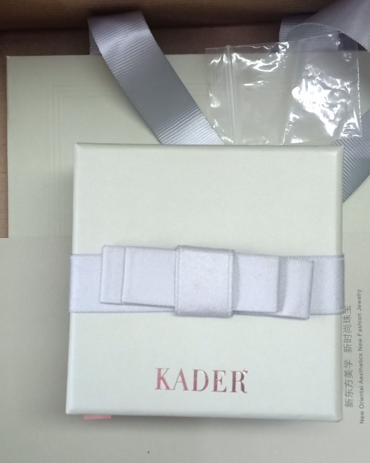 这个是国内一个小众品牌卡蒂罗，主要以银饰和镶钻类饰品为主，有