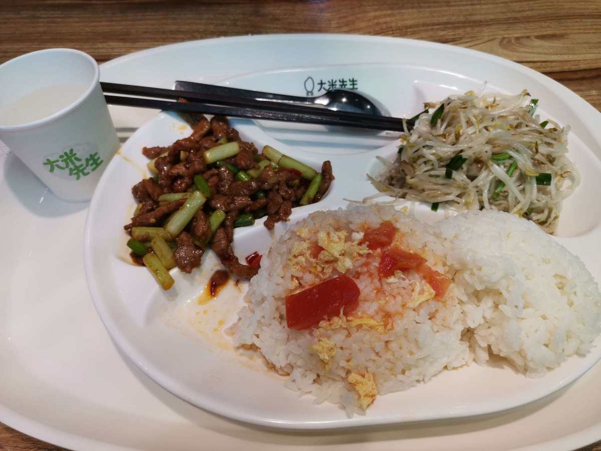 今天早上要出门办事，加上好大的雨，就直接在小区楼下吃的早餐，