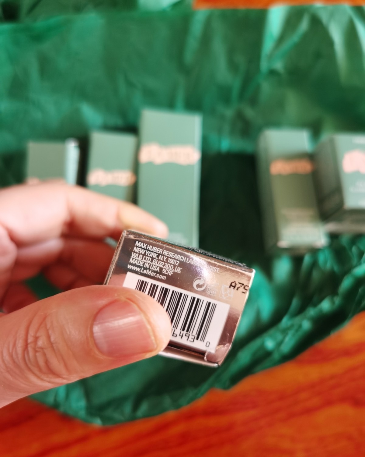 商品介绍：这一单是海蓝之谜的唇膏套装的赠品，包括鎏金精华、精