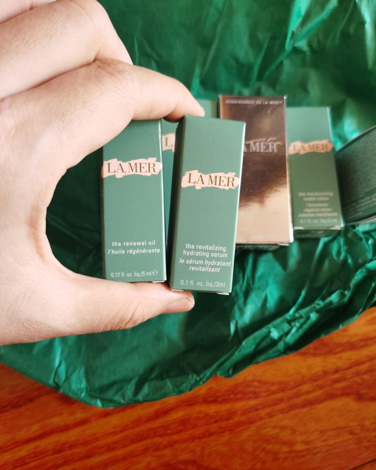 商品介绍：这一单是海蓝之谜的唇膏套装的赠品，包括鎏金精华、精