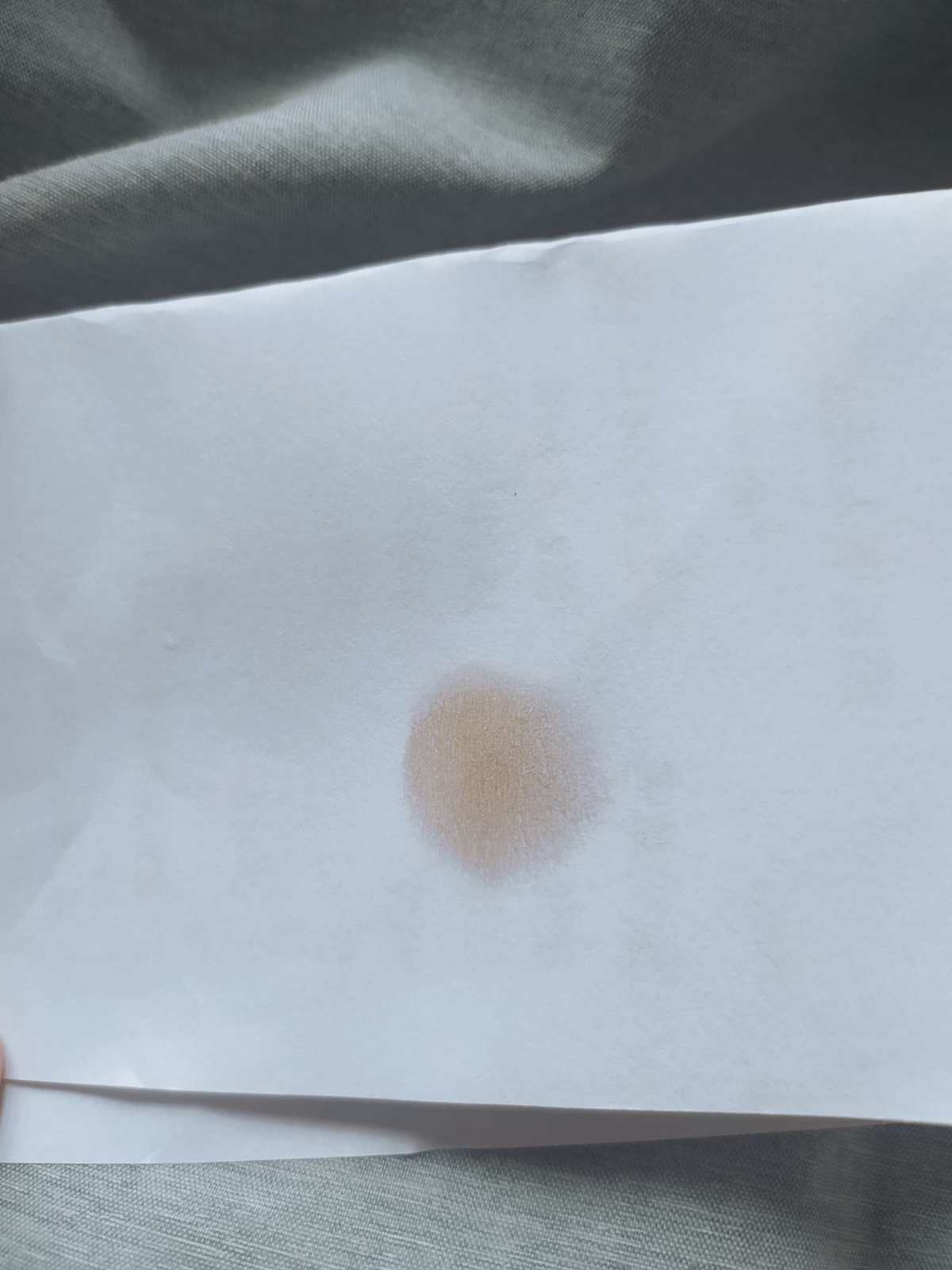 mac的单色眼影粉质差别很大，有的粉质特别好，也有的粉质很粗