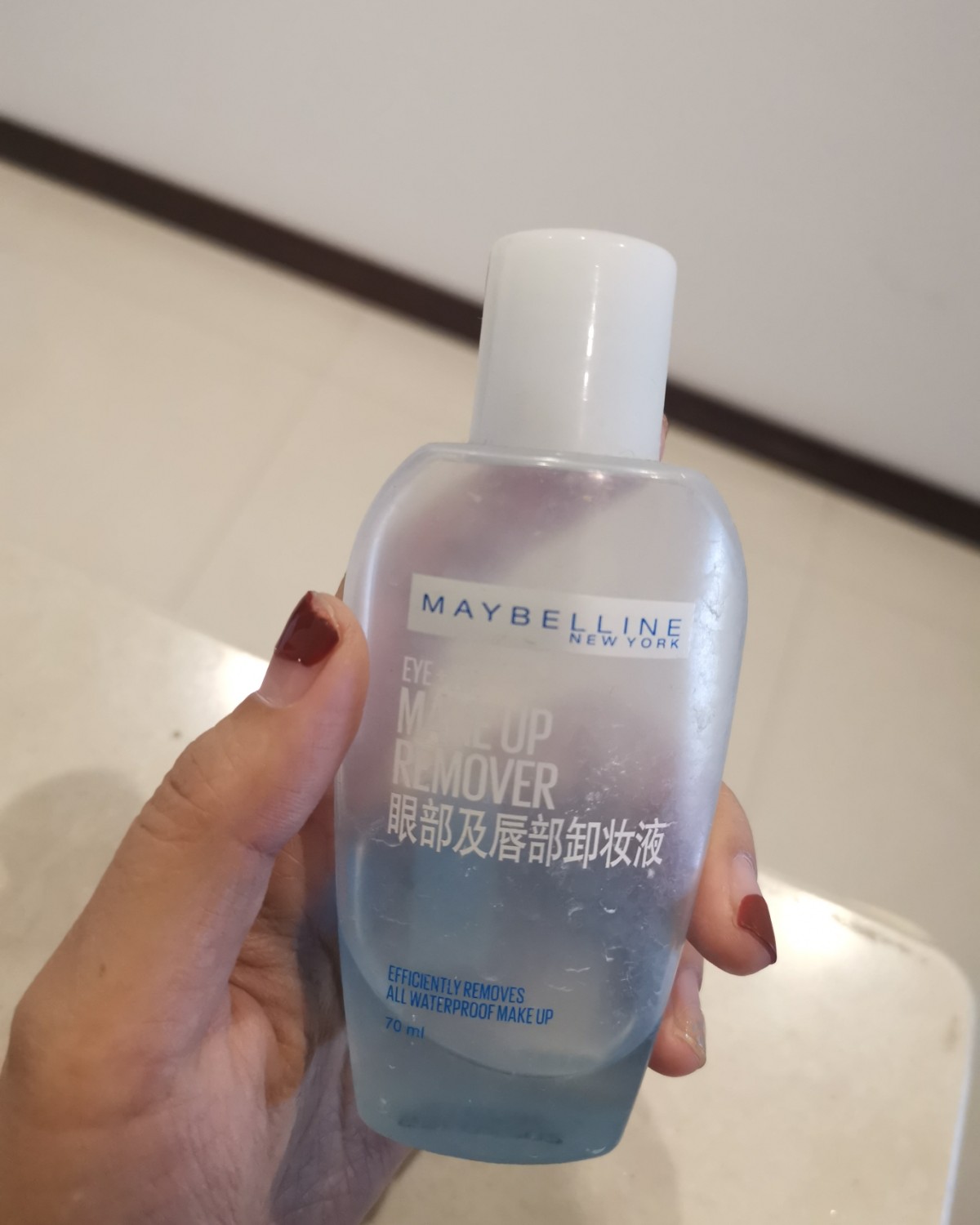 大家都知道卸妆的重要性，我就不废话啦～ **的分别是美宝莲眼