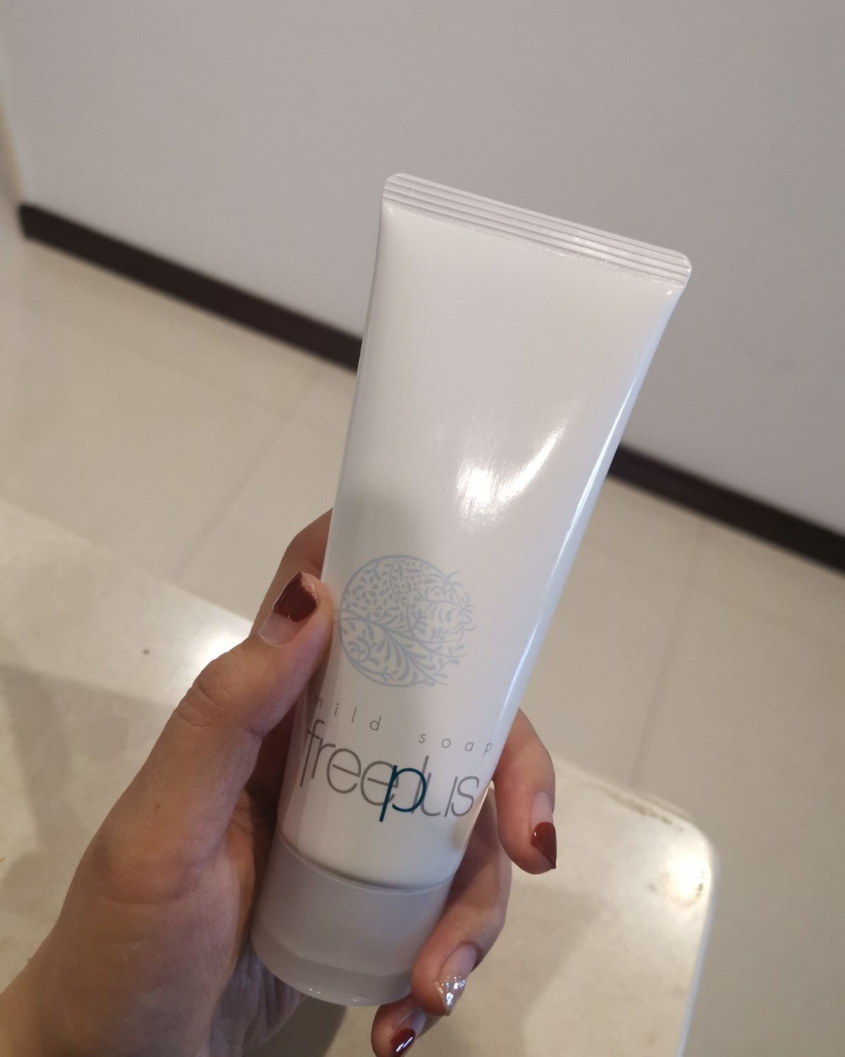大家都知道卸妆的重要性，我就不废话啦～ **的分别是美宝莲眼