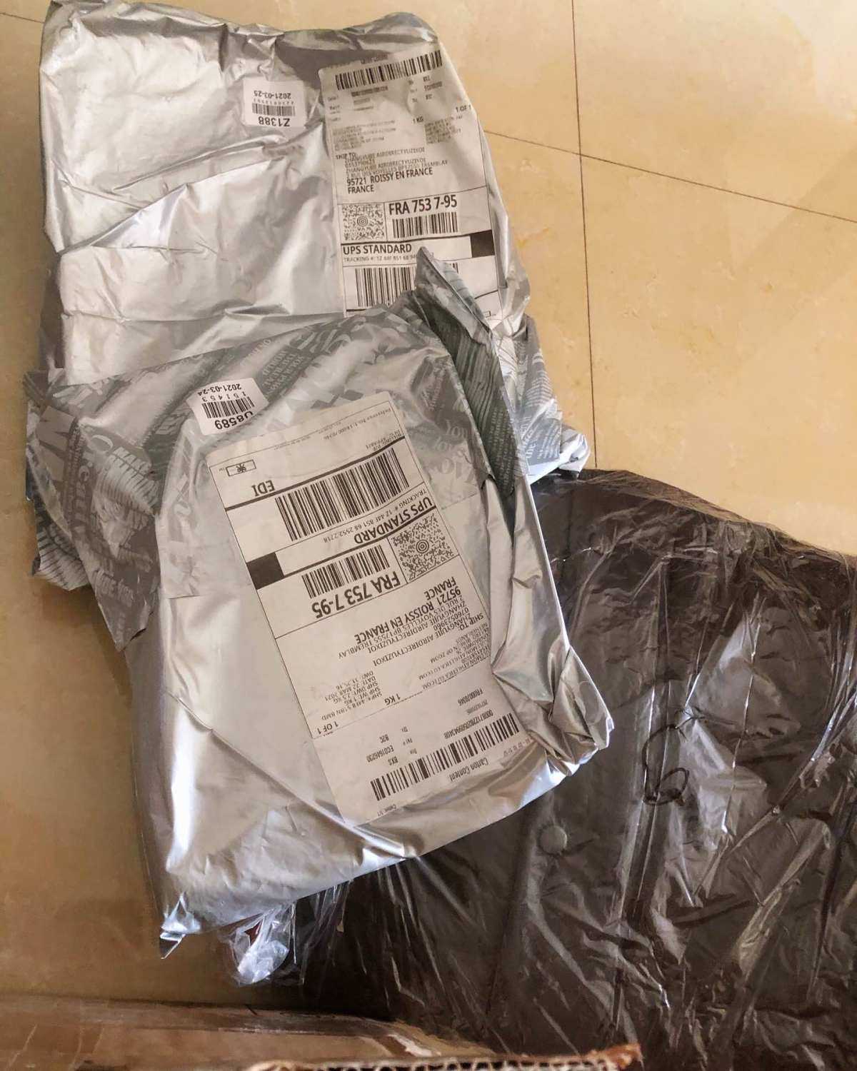 算是海淘小白，第一次海外购买露露，在美国、加拿大官网下单两次