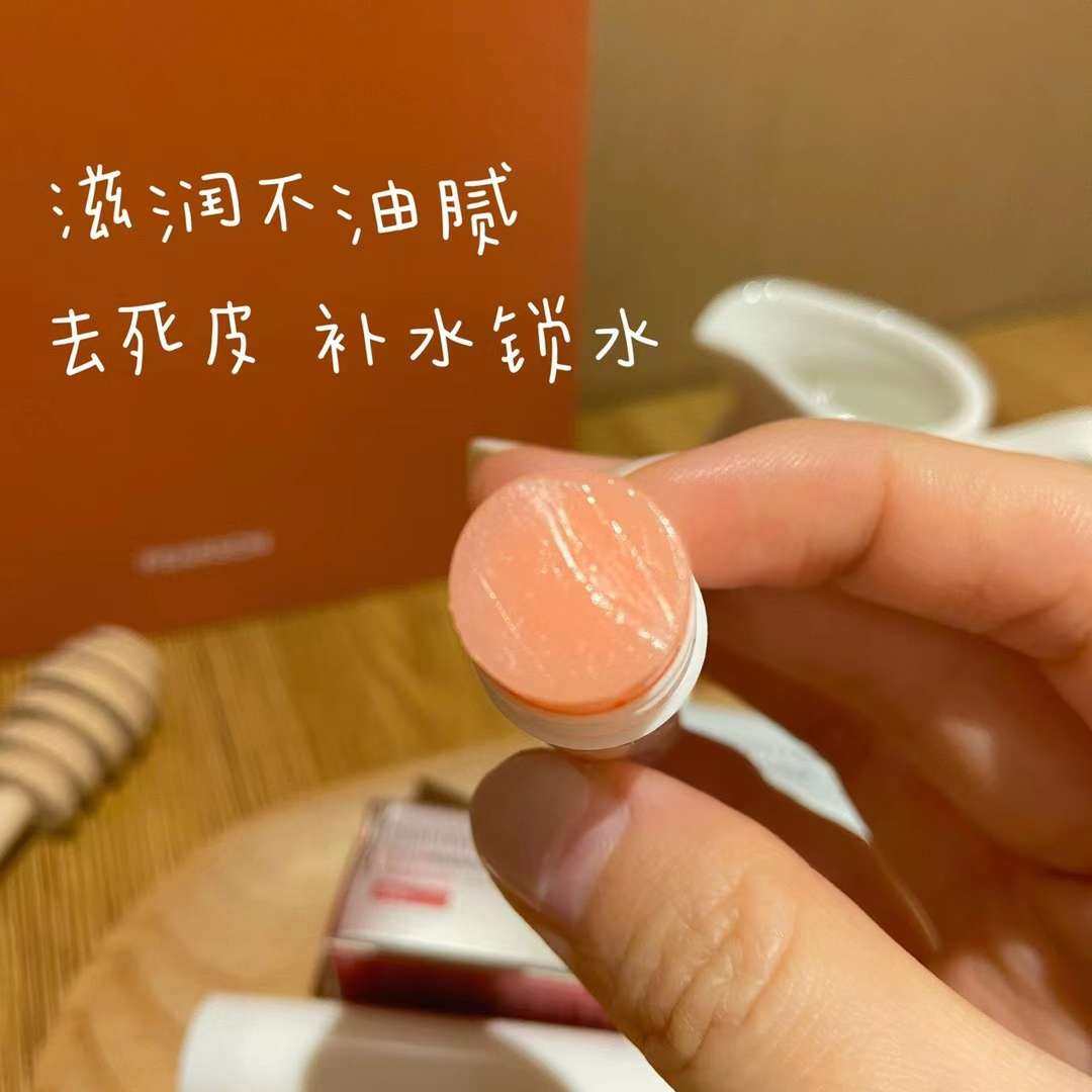 天气越来越热了，皮肤不禁变得干燥，特别是嘴唇，需要补充水分呢