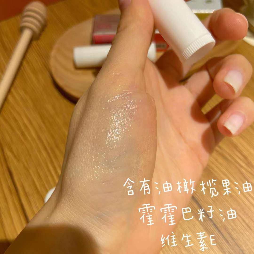 天气越来越热了，皮肤不禁变得干燥，特别是嘴唇，需要补充水分呢