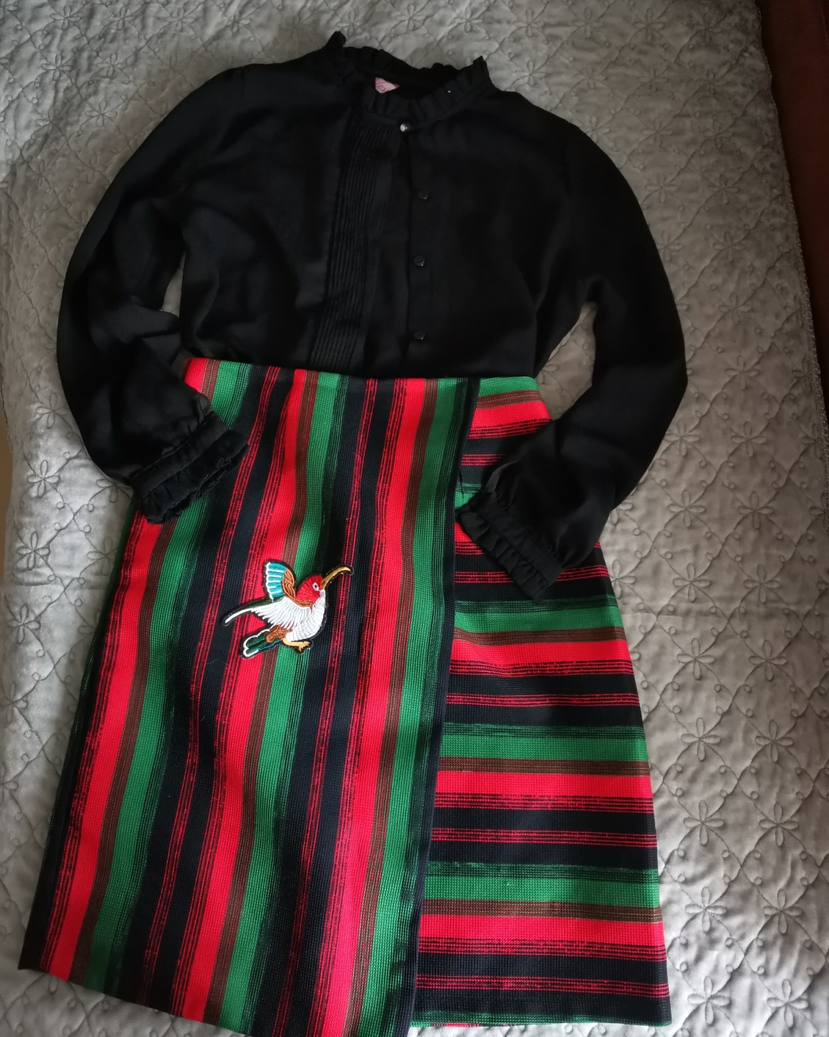 春天的桃花红了柳叶绿了，一派生机盎然。 春天的服饰颜色也趋近