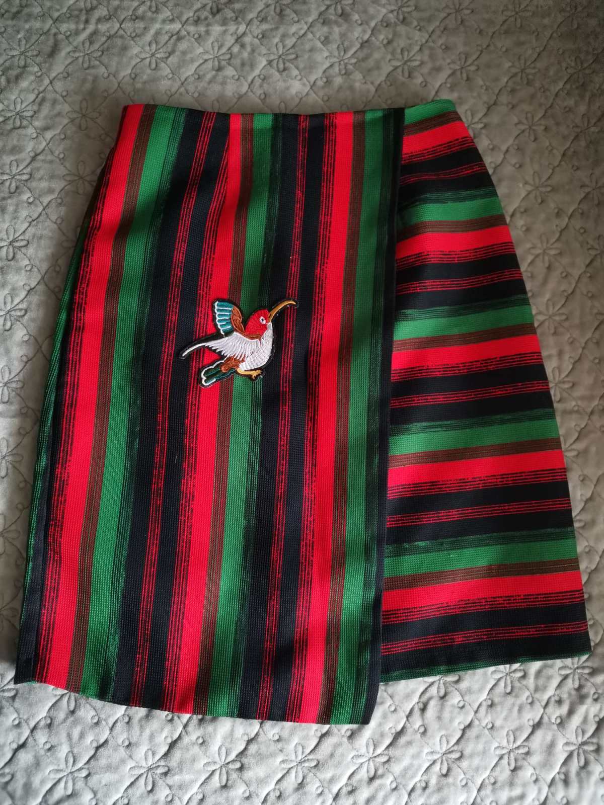 春天的桃花红了柳叶绿了，一派生机盎然。 春天的服饰颜色也趋近
