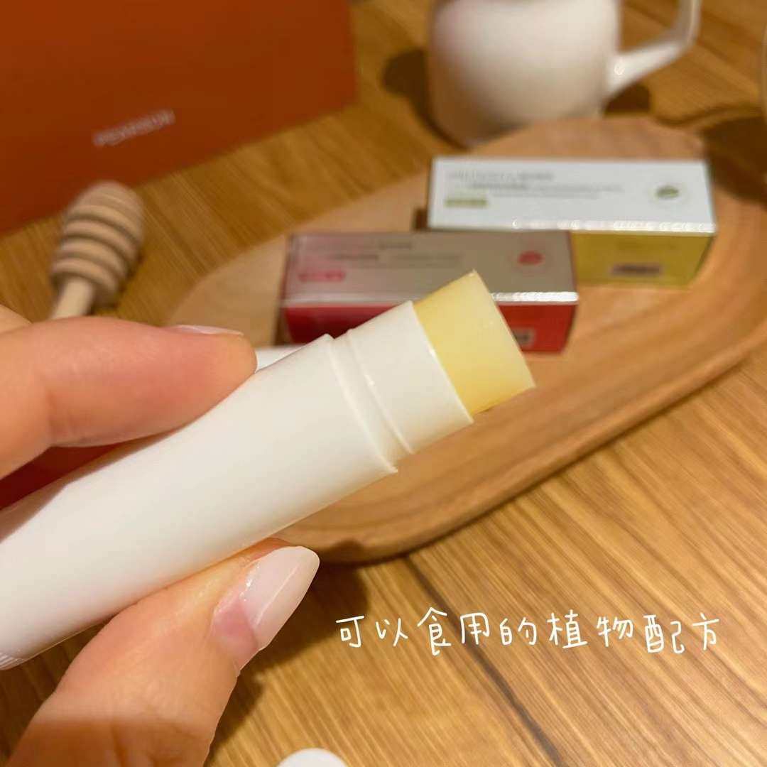 天气越来越热了，皮肤不禁变得干燥，特别是嘴唇，需要补充水分呢