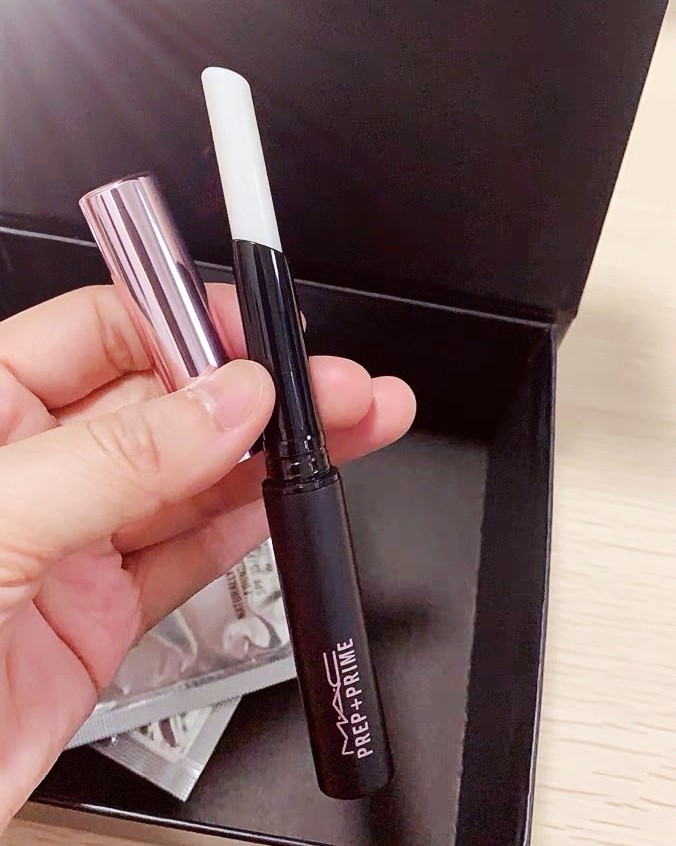 ✨哑光口红质地干，用普通润唇膏打底，涂出来的颜色没有那么正，