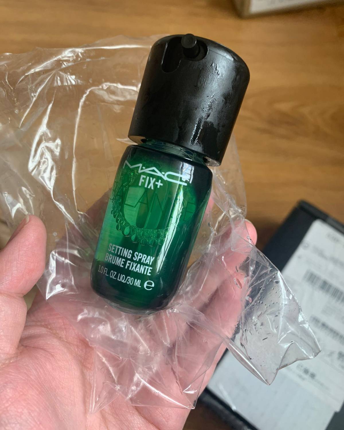 口红热融了，喷雾热融变形了，漏出了一半