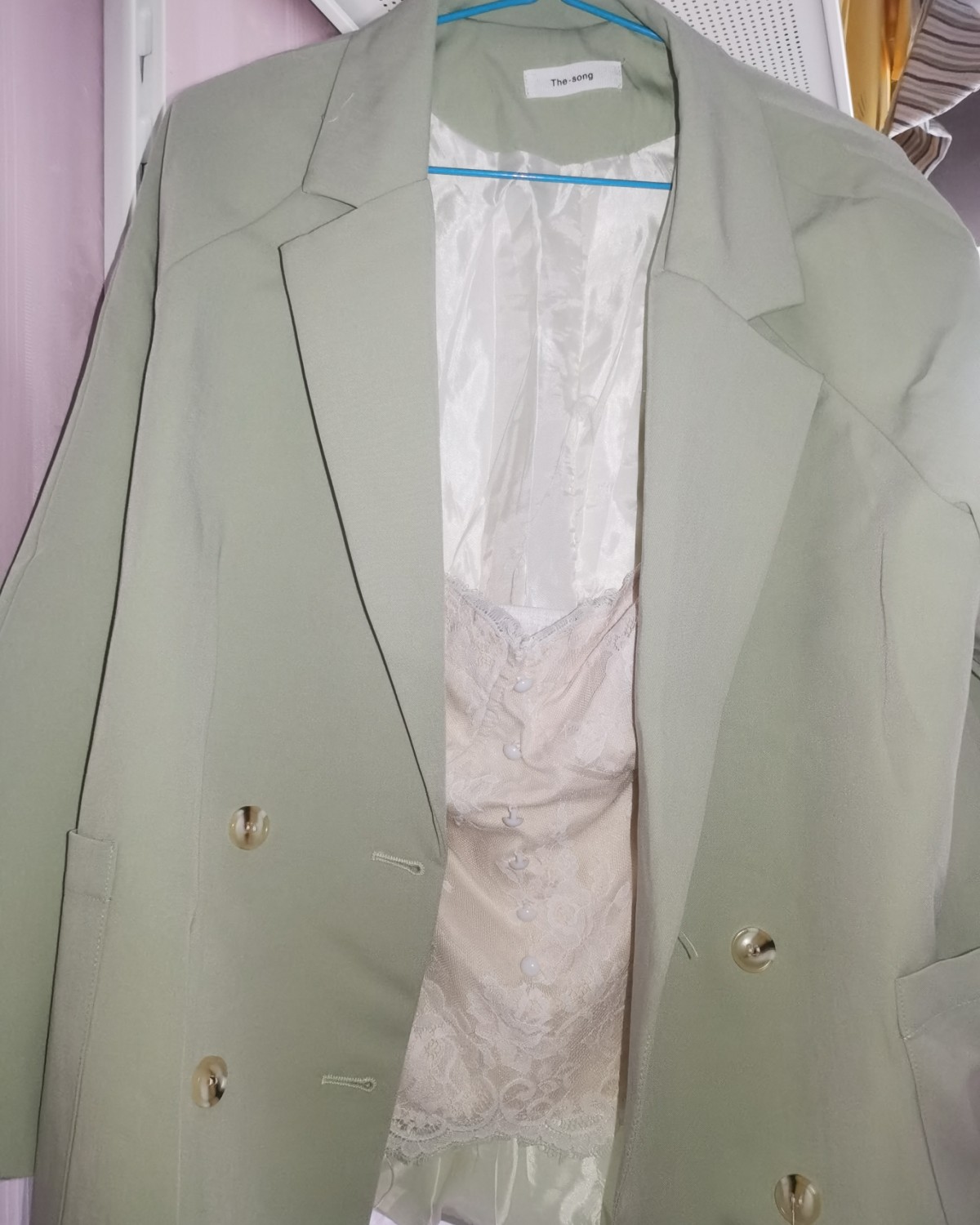 春季穿着搭配——白色吊带搭配嫩绿色西装外套   这件外套没什