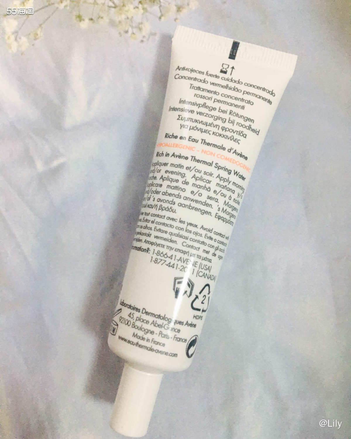 雅漾修红精华乳的膏体是肉色，有些膏体味，采用细长管控制用量，
