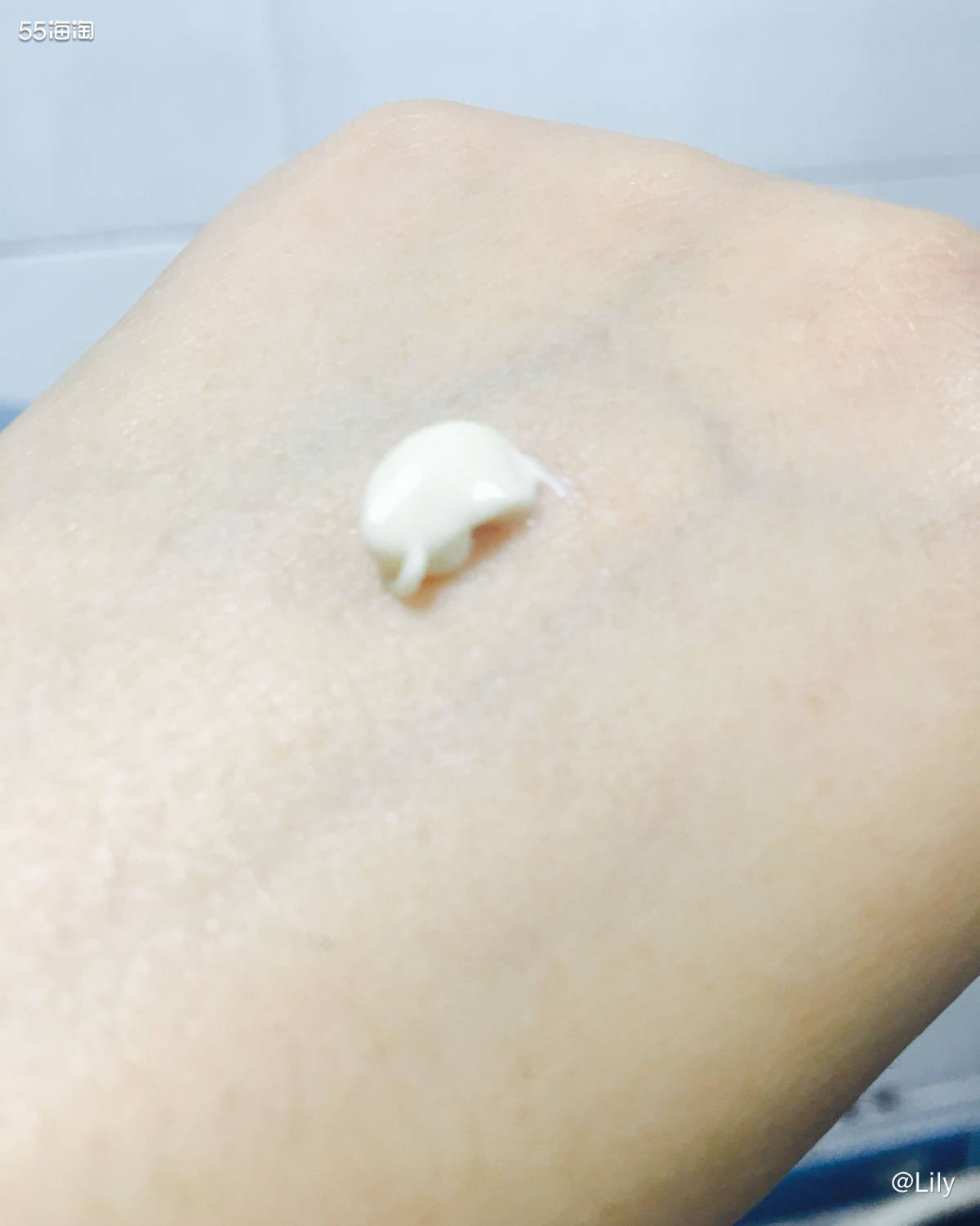 雅漾修红精华乳的膏体是肉色，有些膏体味，采用细长管控制用量，