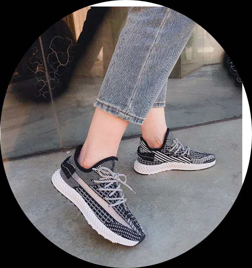 如今已经进入 “全民” Yeezy 时代，拥有一双 Yeez