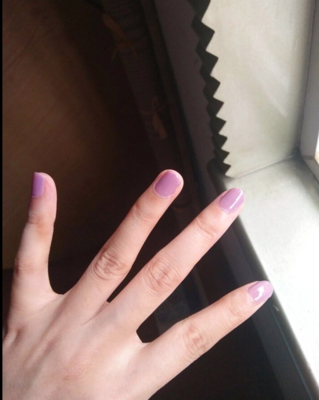 春季搭配攻略之指甲油 这周末涂了款指甲油，是之前在名创优品买