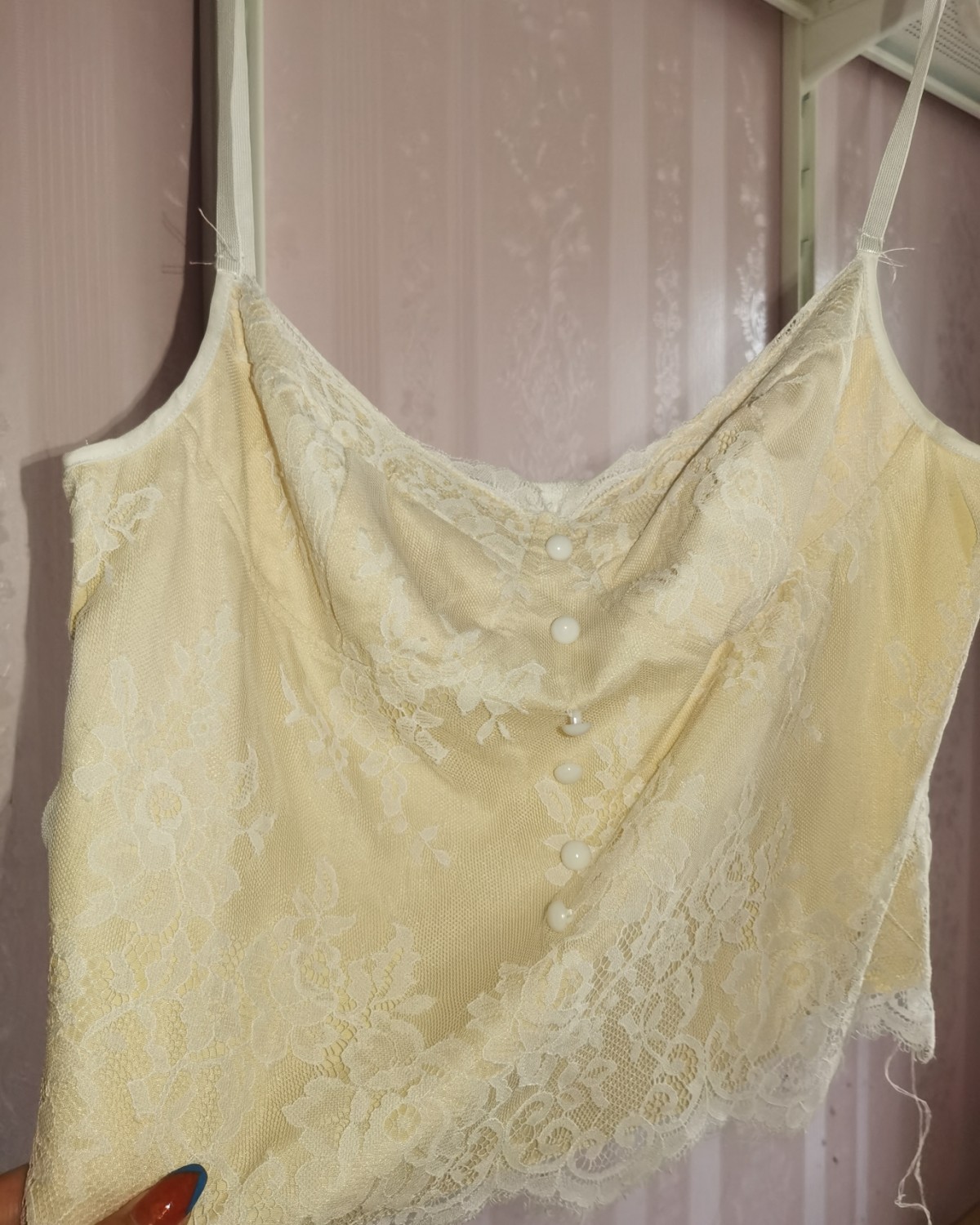 春季穿着搭配——白色吊带搭配嫩绿色西装外套   这件外套没什