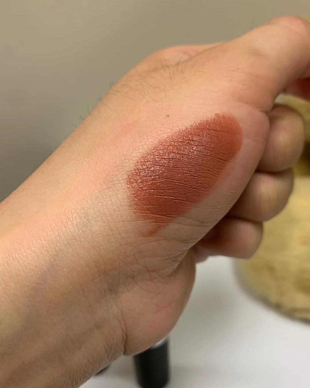 很多小仙女**说这个色号是奶茶系必备，但也有很多小仙女说这个