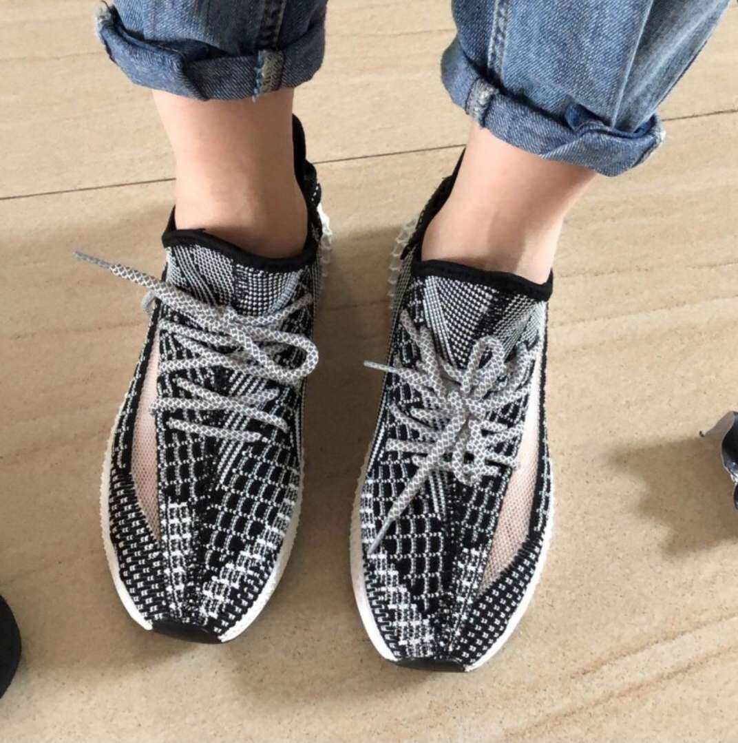 如今已经进入 “全民” Yeezy 时代，拥有一双 Yeez