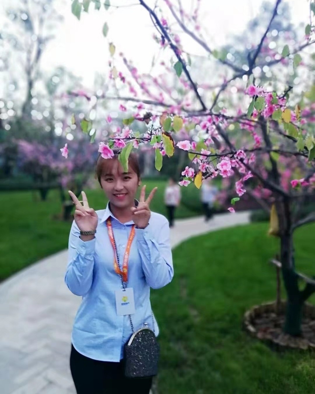 出游化妆包必须要分享一下，我必带的产品： 1、  雅诗兰黛小