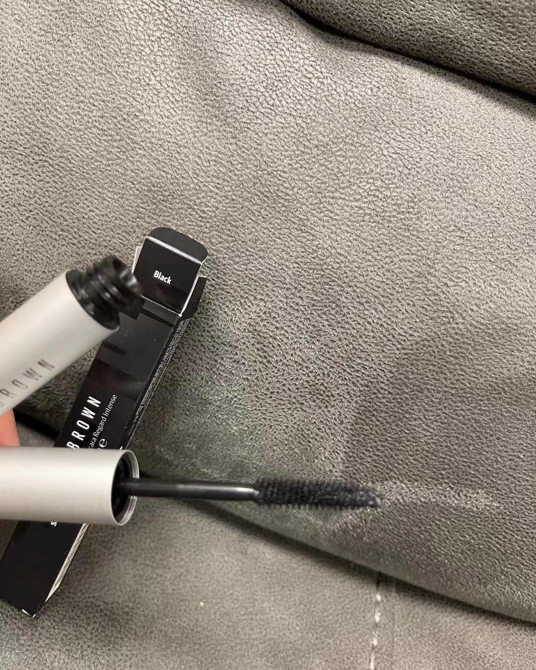 今天给大家种草一下芭比布朗睫毛膏😀  在专柜买了好多东西，