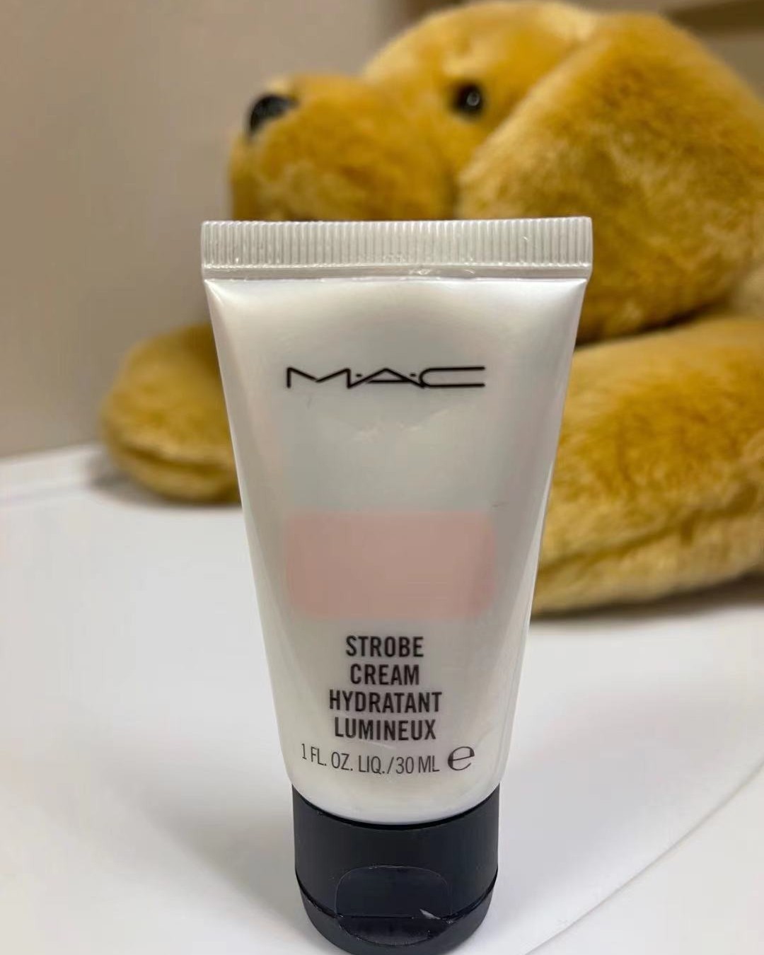 mac这款提亮液，其实也算是妆前乳！  专柜买东西的时候送了