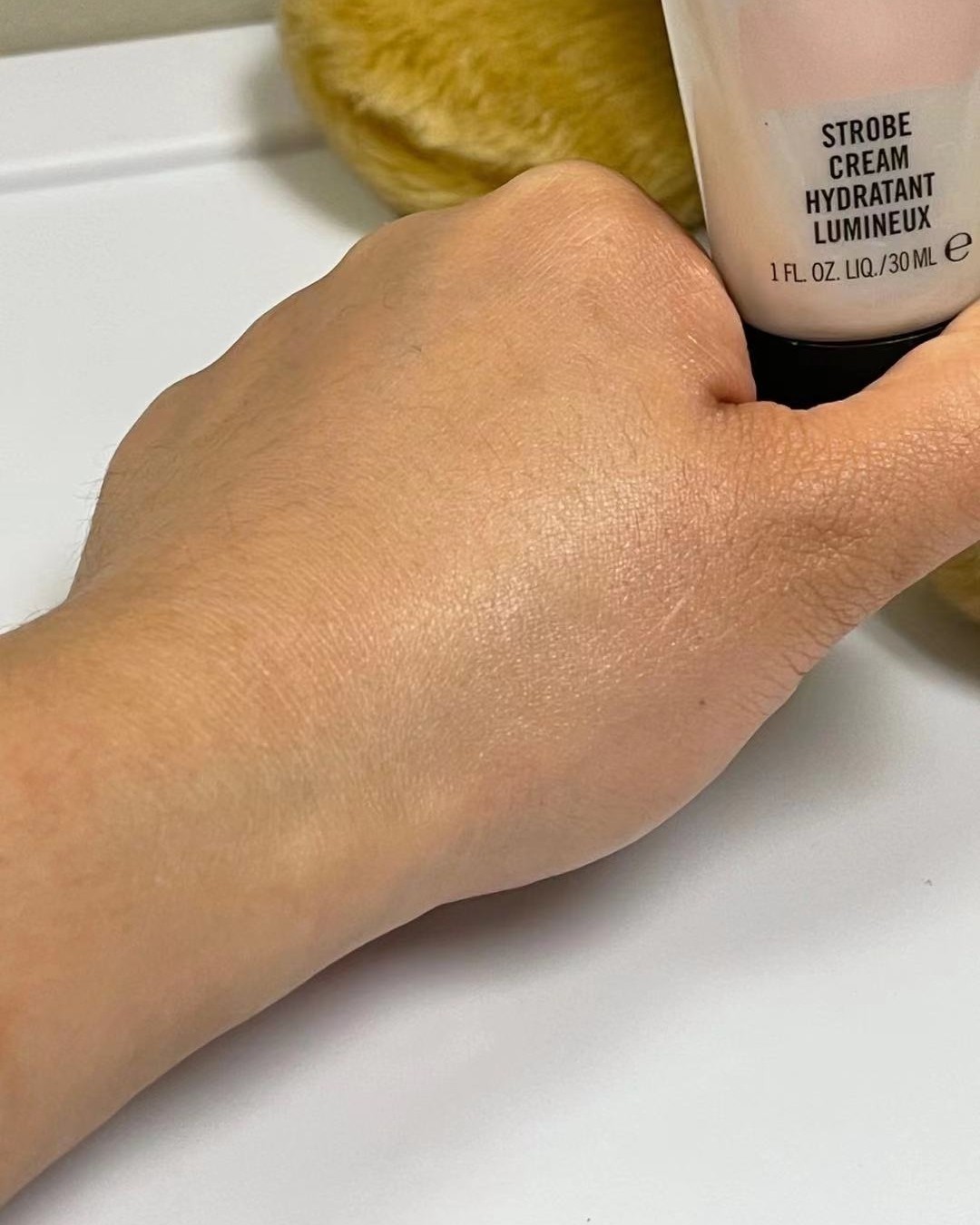 mac这款提亮液，其实也算是妆前乳！  专柜买东西的时候送了