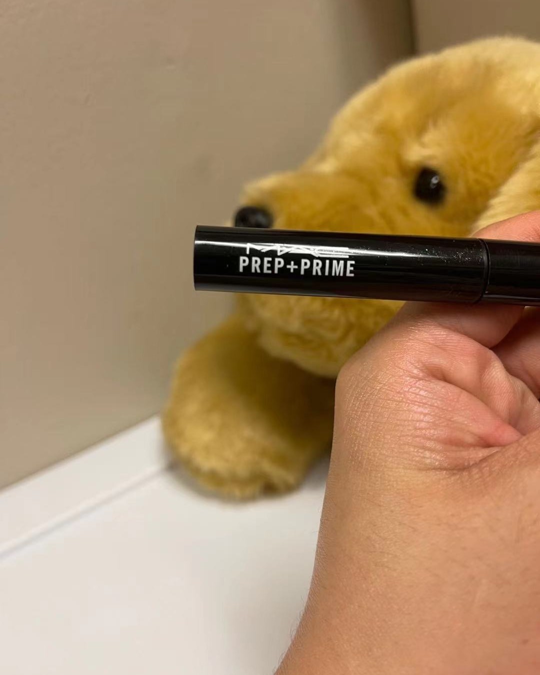 建议你们绝对不要买mac的唇部打底，因为买完你会发现它真的真