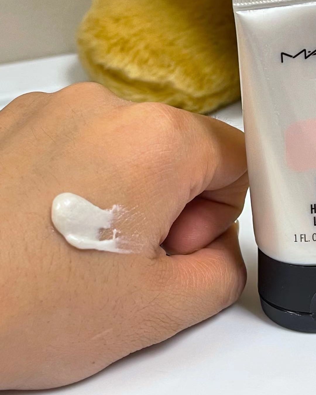 mac这款提亮液，其实也算是妆前乳！  专柜买东西的时候送了