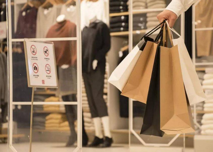 海淘其实顾名思义就是把国外的商品弄到国内，但是我们在国外的小