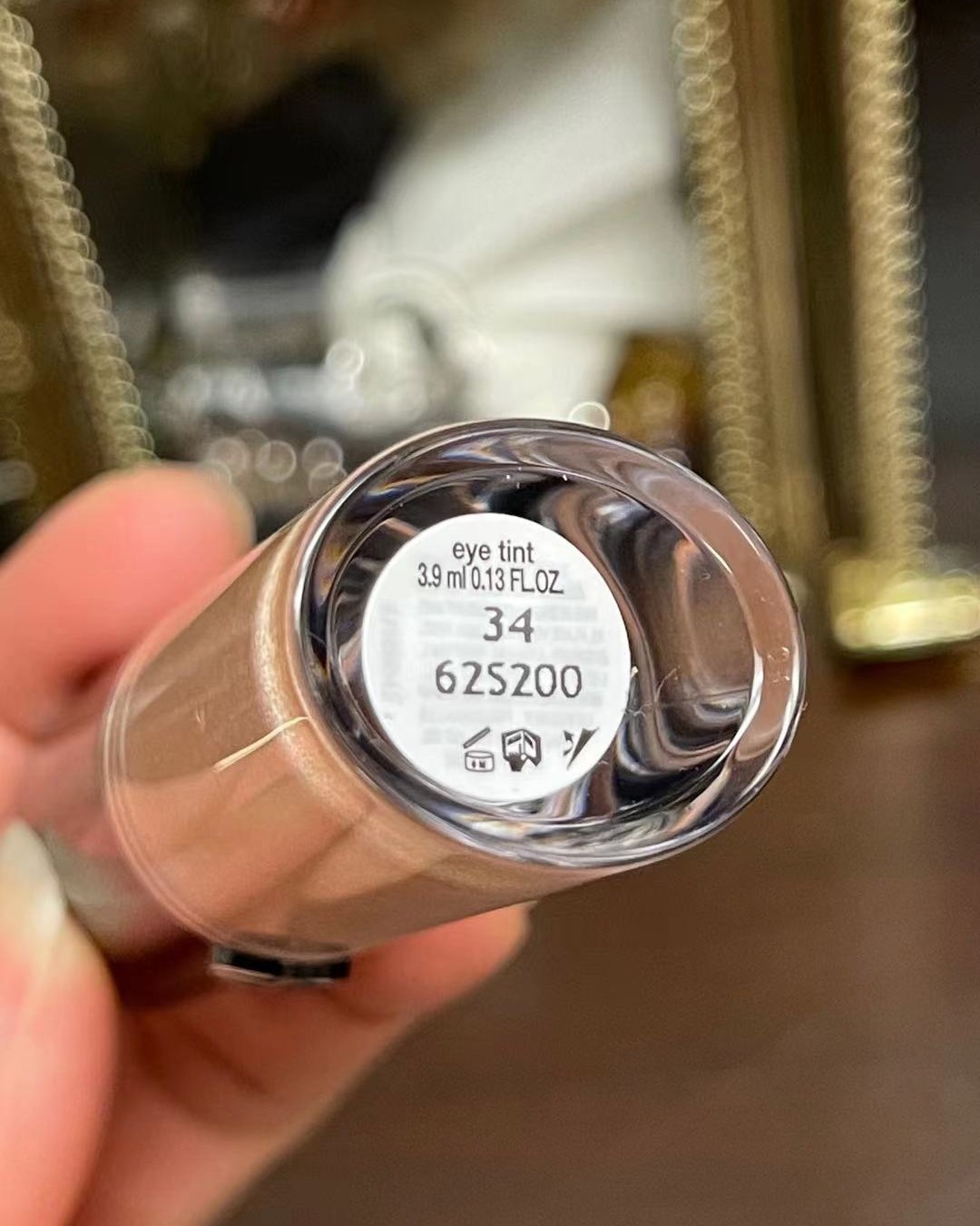 阿玛尼液体眼影34号 不好用……  这款液体眼影成膜速度比较